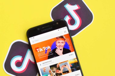 Samsung akıllı telefon ekranındaki Tiktok uygulaması sarı arka planda. Tiktok Bytedance 'in sahip olduğu popüler bir video paylaşım sosyal ağ hizmetidir.