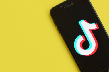 Samsung akıllı telefon ekranında sarı arka planda Tiktok logosu. Tiktok Bytedance 'in sahip olduğu popüler bir video paylaşım sosyal ağ hizmetidir.