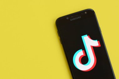 Samsung akıllı telefon ekranında sarı arka planda Tiktok logosu. Tiktok Bytedance 'in sahip olduğu popüler bir video paylaşım sosyal ağ hizmetidir.