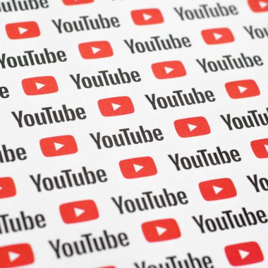 Küçük youtube logoları ve yazıtlarla kağıda basılmış Youtube deseni. Youtube, Google 'ın yan kuruluşu ve Amerika' nın en popüler video paylaşım platformudur.