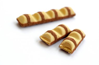 Beyaz arka planda Kinder Bueno Çikolatalı Çikolata. İtalyan Şekerleme Üreticisi Ferrero 'dan Kinder Bueno