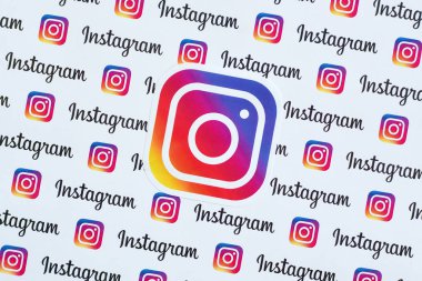 Küçük instagram logoları ve yazıtlarla kağıda basılmış Instagram deseni. Instagram, Facebook 'a ait Amerikan fotoğraf ve video paylaşım sosyal ağ servisidir.