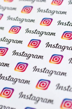 Küçük instagram logoları ve yazıtlarla kağıda basılmış Instagram deseni. Instagram, Facebook 'a ait Amerikan fotoğraf ve video paylaşım sosyal ağ servisidir.