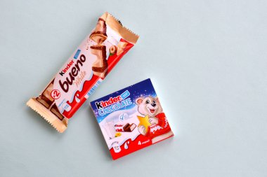 Çocuklar için Kinder Çikolata küçük kutu ve Ferrero Spa 'nın yaptığı bueno beyaz çikolata. Kinder, çok uluslu imalatçı Ferrero 'nun bir markasıdır.