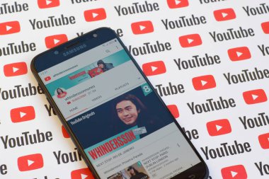 Inders rahibeler resmi youtube kanalı kağıt youtube arka planda akıllı telefon ekranında.