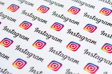 Küçük instagram logoları ve yazıtlarla kağıda basılmış Instagram deseni. Instagram, Facebook 'a ait Amerikan fotoğraf ve video paylaşım sosyal ağ servisidir.