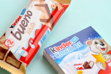 Çocuklar için Kinder Çikolata küçük kutu ve Ferrero Spa 'nın yaptığı bueno beyaz çikolata. Kinder, çok uluslu imalatçı Ferrero 'nun bir markasıdır.