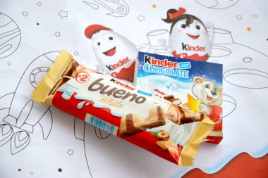 Çocuklar için Kinder Çikolata küçük kutu ve Ferrero Spa 'nın yaptığı bueno beyaz çikolata. Kinder, çok uluslu imalatçı Ferrero 'nun bir markasıdır.