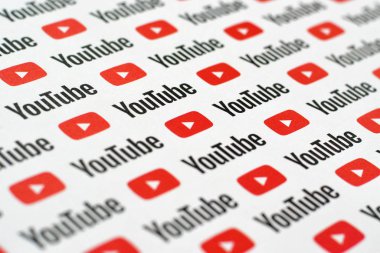 Küçük youtube logoları ve yazıtlarla kağıda basılmış Youtube deseni. Youtube, Google 'ın yan kuruluşu ve Amerika' nın en popüler video paylaşım platformudur.