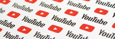 Küçük youtube logoları ve yazıtlarla kağıda basılmış Youtube deseni. Youtube, Google 'ın yan kuruluşu ve Amerika' nın en popüler video paylaşım platformudur.