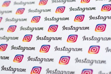 Küçük instagram logoları ve yazıtlarla kağıda basılmış Instagram deseni. Instagram, Facebook 'a ait Amerikan fotoğraf ve video paylaşım sosyal ağ servisidir.