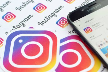 Küçük instagram logolu Samsung akıllı telefon ekranında Instagram uygulaması. Instagram, Facebook Inc. 'nin Amerikan fotoğraf ve video paylaşım sosyal ağ hizmeti.