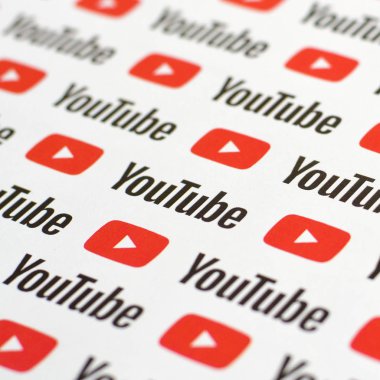 Küçük youtube logoları ve yazıtlarla kağıda basılmış Youtube deseni. Youtube, Google 'ın yan kuruluşu ve Amerika' nın en popüler video paylaşım platformudur.
