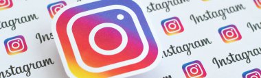 Küçük instagram logoları ve yazıtlarla kağıda basılmış Instagram deseni. Instagram, Facebook 'a ait Amerikan fotoğraf ve video paylaşım sosyal ağ servisidir.
