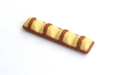Beyaz arka planda Kinder Bueno Çikolatalı Çikolata. İtalyan Şekerleme Üreticisi Ferrero 'dan Kinder Bueno