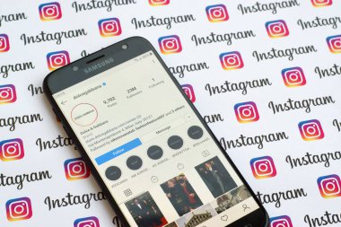 Dolce ve Gabbana resmi Instagram hesabı kağıt Instagram pankartıyla akıllı telefon ekranında.