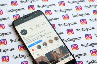 Kağıt Instagram pankartıyla akıllı telefon ekranında Nike resmi Instagram hesabı.
