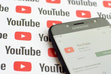 Samsung akıllı telefon ekranında küçük youtube logoları ve yazıtları olan bir Youtube uygulaması. Youtube, Google 'ın yan kuruluşu ve Amerika' nın en popüler video paylaşım platformudur.