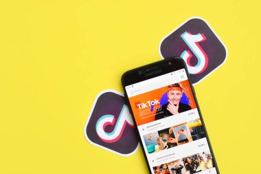 Samsung akıllı telefon ekranındaki Tiktok uygulaması sarı arka planda. Tiktok Bytedance 'in sahip olduğu popüler bir video paylaşım sosyal ağ hizmetidir.