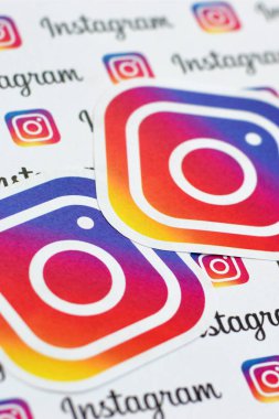 Küçük instagram logoları ve yazıtlarla kağıda basılmış Instagram deseni. Instagram, Facebook 'a ait Amerikan fotoğraf ve video paylaşım sosyal ağ servisidir.