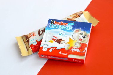 Çocuklar için Kinder Çikolata küçük kutu ve Ferrero Spa 'nın yaptığı bueno beyaz çikolata. Kinder, çok uluslu imalatçı Ferrero 'nun bir markasıdır.