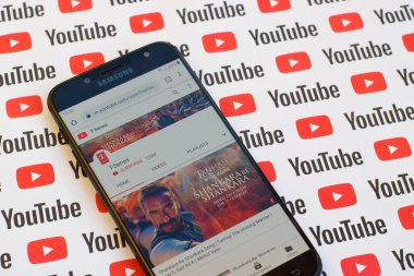 Kağıt youtube arkaplanındaki akıllı telefon ekranında T serisi resmi youtube kanalı.