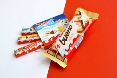Çocuklar için Kinder Çikolata küçük kutu ve Ferrero Spa 'nın yaptığı bueno beyaz çikolata. Kinder, çok uluslu imalatçı Ferrero 'nun bir markasıdır.