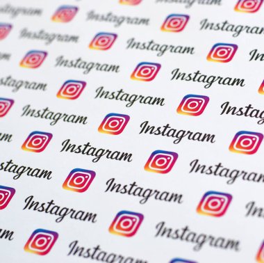 Küçük instagram logoları ve yazıtlarla kağıda basılmış Instagram deseni. Instagram, Facebook 'a ait Amerikan fotoğraf ve video paylaşım sosyal ağ servisidir.