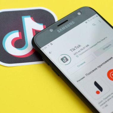 Tiktok uygulaması sarı arka planda Samsung akıllı telefon ekranında oyun piyasasında. Tiktok Bytedance 'in sahip olduğu popüler bir video paylaşım sosyal ağ hizmetidir.