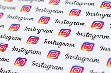 Küçük instagram logoları ve yazıtlarla kağıda basılmış Instagram deseni. Instagram, Facebook 'a ait Amerikan fotoğraf ve video paylaşım sosyal ağ servisidir.
