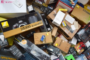 Ünlü üreticilerin elektronik ürünlerinden bir sürü karton kutu. Ev içi kullanım mallarının atılabilir ambalajları. Atık kağıt geri dönüşümü