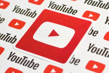 Youtube logo etiketi kağıda basılmış küçük youtube logoları ve yazıtlar. Youtube, Google 'ın yan kuruluşu ve Amerika' nın en popüler video paylaşım platformudur.