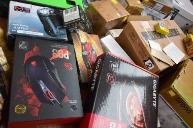 Ünlü üreticilerin elektronik ürünlerinden bir sürü karton kutu. Ev içi kullanım mallarının atılabilir ambalajları. Atık kağıt geri dönüşümü