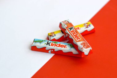 Ferrero Spa 'nın yaptığı daha küçük çikolatalar. Kinder, İtalyan çok uluslu imalatçı Ferrero 'nun bir markasıdır.