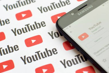 Samsung akıllı telefon ekranında küçük youtube logoları ve yazıtları olan bir Youtube uygulaması. Youtube, Google 'ın yan kuruluşu ve Amerika' nın en popüler video paylaşım platformudur.