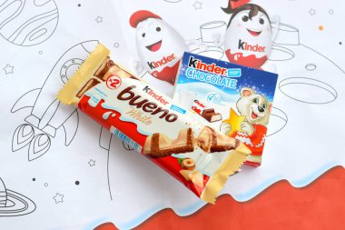 Çocuklar için Kinder Çikolata küçük kutu ve Ferrero Spa 'nın yaptığı bueno beyaz çikolata. Kinder, çok uluslu imalatçı Ferrero 'nun bir markasıdır.