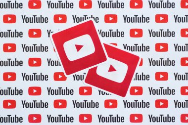 Youtube logo etiketi kağıda basılmış küçük youtube logoları ve yazıtlar. Youtube, Google 'ın yan kuruluşu ve Amerika' nın en popüler video paylaşım platformudur.
