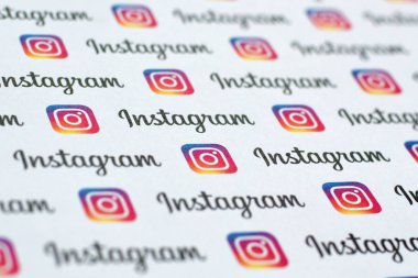 Küçük instagram logoları ve yazıtlarla kağıda basılmış Instagram deseni. Instagram, Facebook 'a ait Amerikan fotoğraf ve video paylaşım sosyal ağ servisidir.