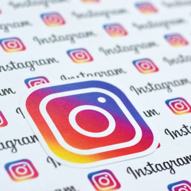 Küçük instagram logoları ve yazıtlarla kağıda basılmış Instagram deseni. Instagram, Facebook 'a ait Amerikan fotoğraf ve video paylaşım sosyal ağ servisidir.