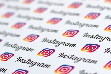 Küçük instagram logoları ve yazıtlarla kağıda basılmış Instagram deseni. Instagram, Facebook 'a ait Amerikan fotoğraf ve video paylaşım sosyal ağ servisidir.