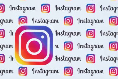 Küçük instagram logoları ve yazıtlarla kağıda basılmış Instagram deseni. Instagram, Facebook 'a ait Amerikan fotoğraf ve video paylaşım sosyal ağ servisidir.