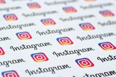 Küçük instagram logoları ve yazıtlarla kağıda basılmış Instagram deseni. Instagram, Facebook 'a ait Amerikan fotoğraf ve video paylaşım sosyal ağ servisidir.