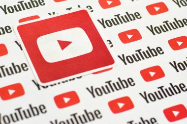 Youtube logo etiketi kağıda basılmış küçük youtube logoları ve yazıtlar. Youtube, Google 'ın yan kuruluşu ve Amerika' nın en popüler video paylaşım platformudur.