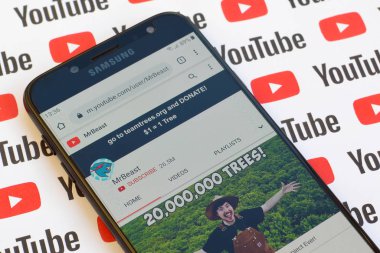 Bay canavar resmi youtube kanalı kağıtta akıllı telefon ekranında.