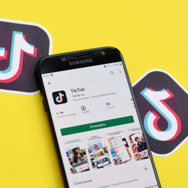 Tiktok uygulaması sarı arka planda Samsung akıllı telefon ekranında oyun piyasasında. Tiktok Bytedance 'in sahip olduğu popüler bir video paylaşım sosyal ağ hizmetidir.