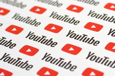 Küçük youtube logoları ve yazıtlarla kağıda basılmış Youtube deseni. Youtube, Google 'ın yan kuruluşu ve Amerika' nın en popüler video paylaşım platformudur.