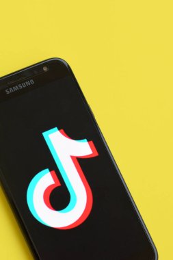 Samsung akıllı telefon ekranında sarı arka planda Tiktok logosu. Tiktok Bytedance 'in sahip olduğu popüler bir video paylaşım sosyal ağ hizmetidir.