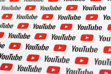 Küçük youtube logoları ve yazıtlarla kağıda basılmış Youtube deseni. Youtube, Google 'ın yan kuruluşu ve Amerika' nın en popüler video paylaşım platformudur.