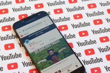 Bay canavar resmi youtube kanalı kağıt youtube arka planında akıllı telefon ekranında.