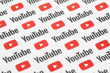 Küçük youtube logoları ve yazıtlarla kağıda basılmış Youtube deseni. Youtube, Google 'ın yan kuruluşu ve Amerika' nın en popüler video paylaşım platformudur.